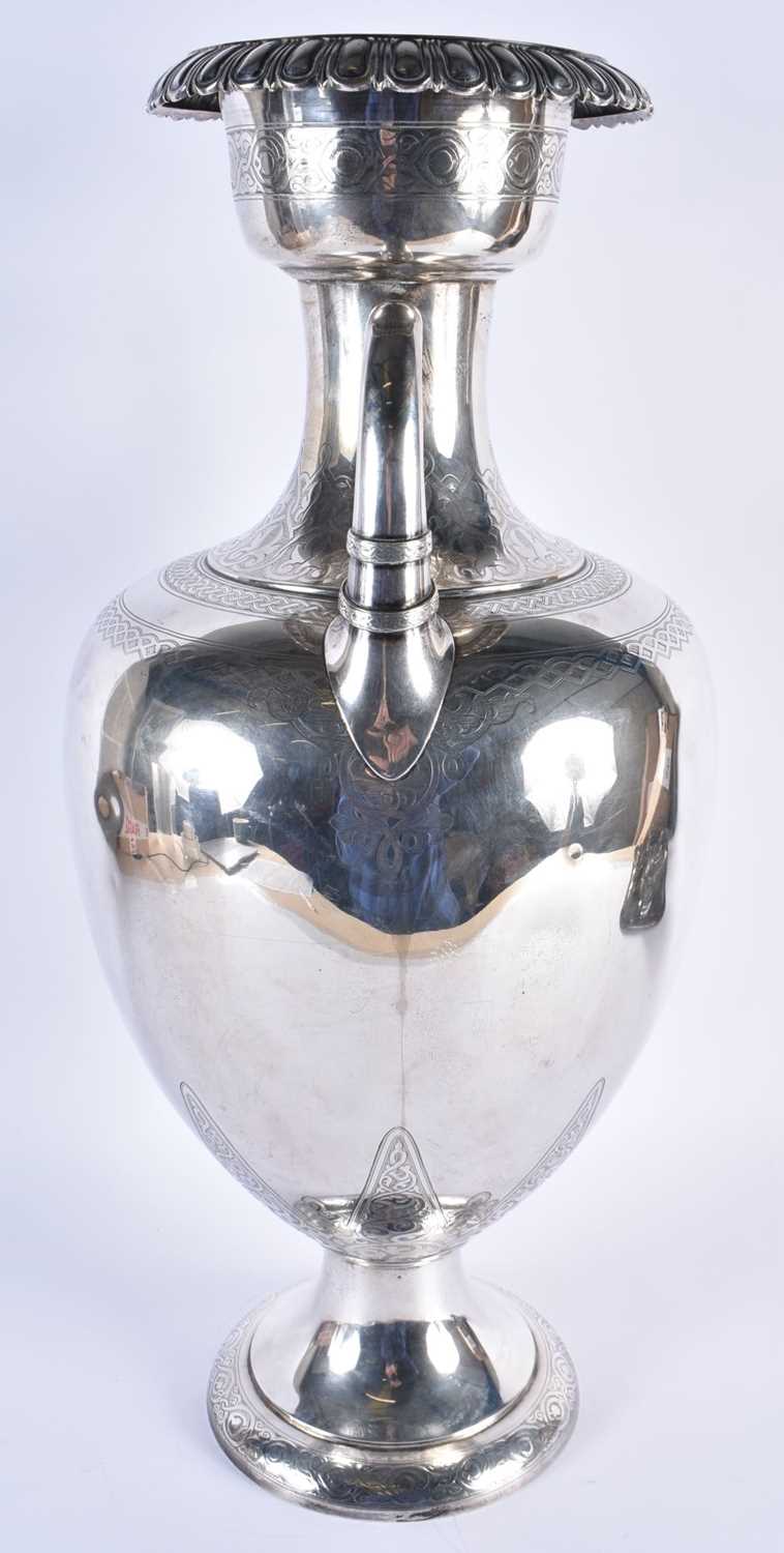 A GOOD LARGE ARTS AND CRAFTS SCOTTISH SILVER VASE. Edinburgh 1883. 2260 grams. 53.5 cm x 23 cm. - Bild 3 aus 4