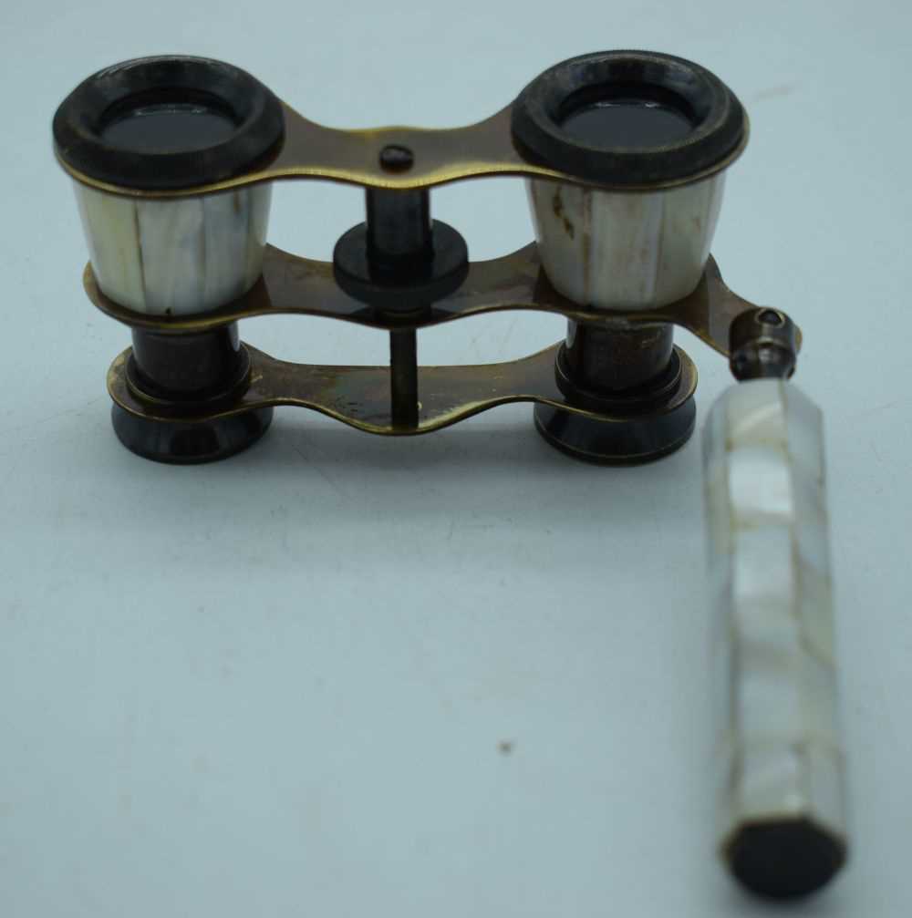 A PAIR OF MOTHER OF PEARL OPERA GLASSES. 19 cm x 4 cm extended.