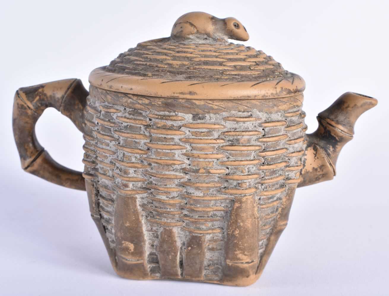 A CHINESE REPUBLICAN PERIOD YIXING POTTERY TEAPOT AND COVER. 13.5 cm wide. - Image 3 of 6