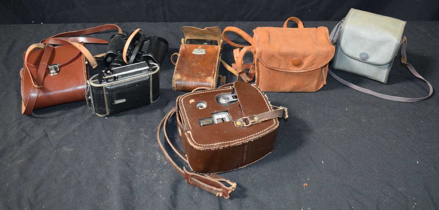 A collection of cased Vintage Cameras together with a cased pair of Binoculars (6). - Image 3 of 4