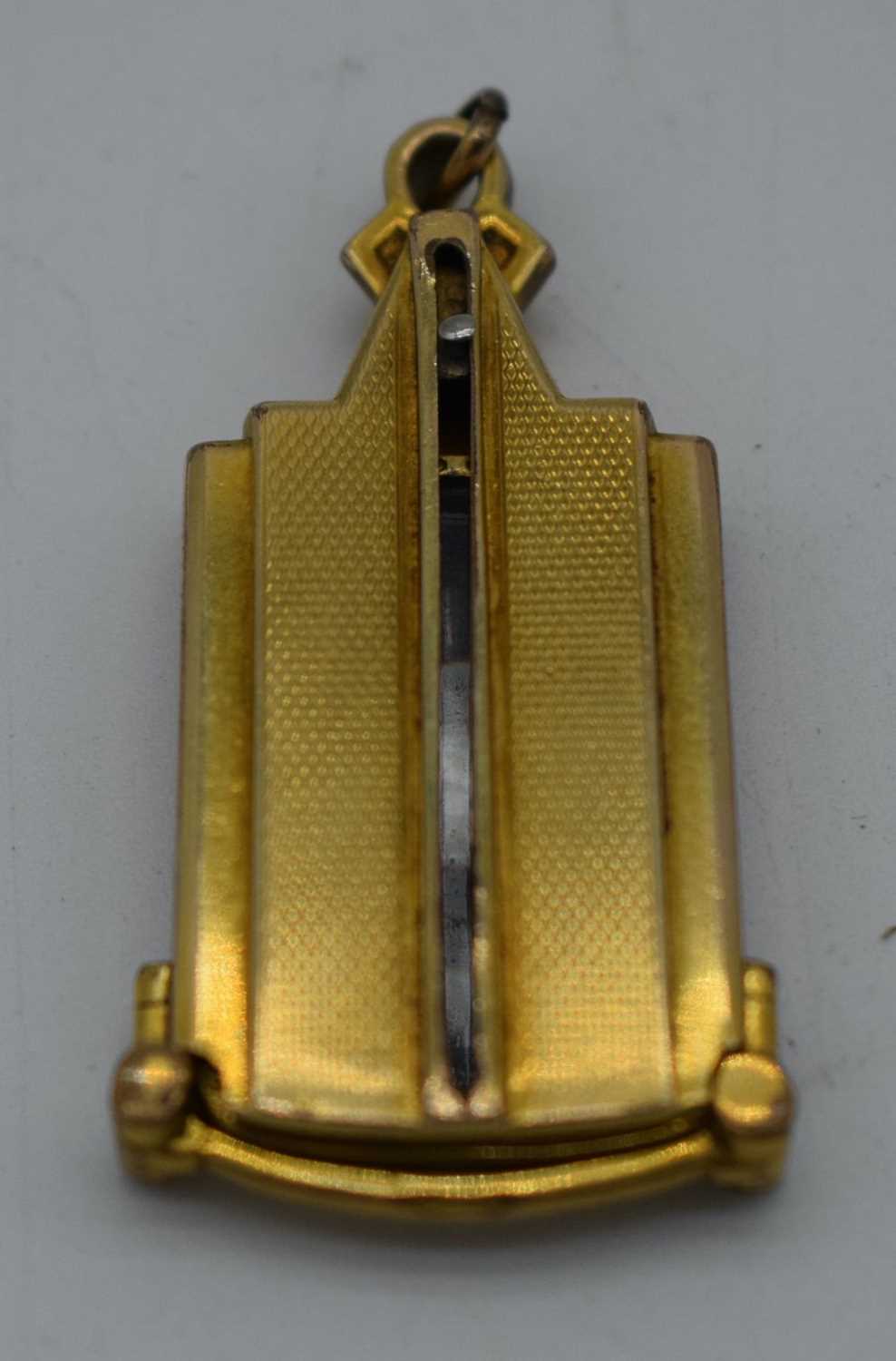 A RARE PAIR OF ANTIQUE YELLOW METAL LORGNETTES. 26 grams. 9.5 cm x 6.5 cm extended.