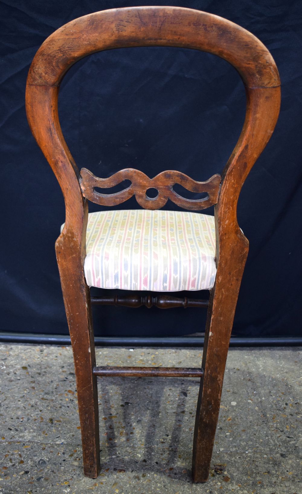 An antique oak dressing table with seven drawers together with a Balloon back Chair 78 x 121 x 50 cm - Image 19 of 20