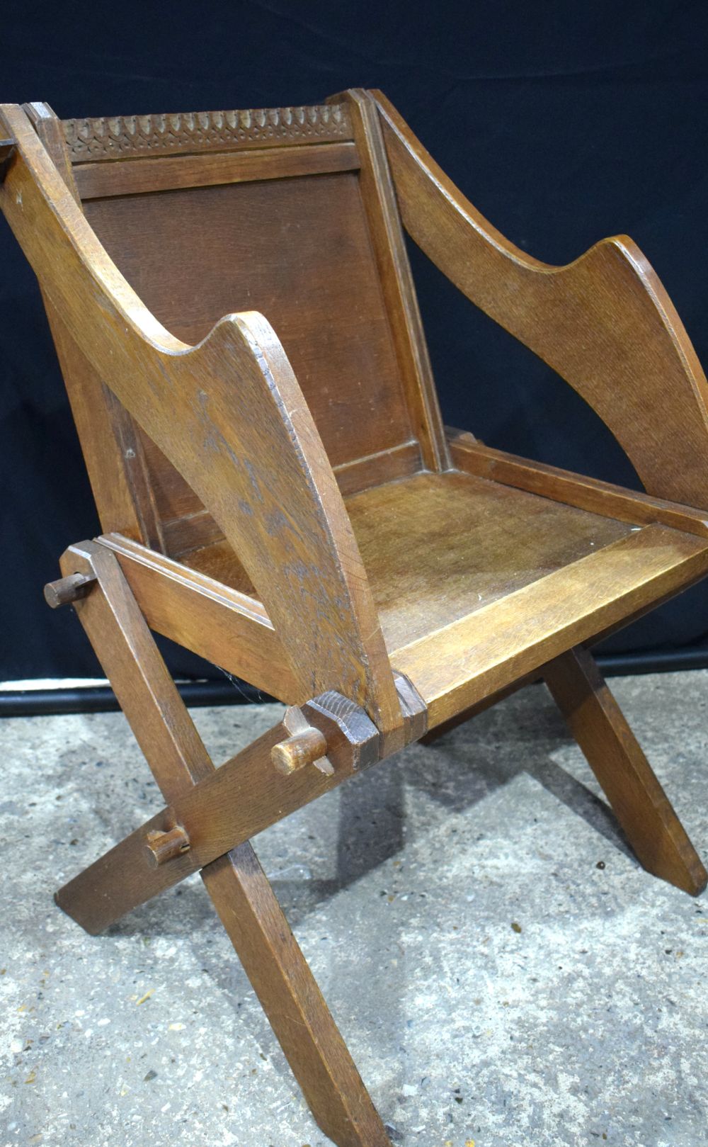 An early 20th Century Oak table with 2 Glastonbury Oak chairs 87 x 107 cm(3). - Image 13 of 16