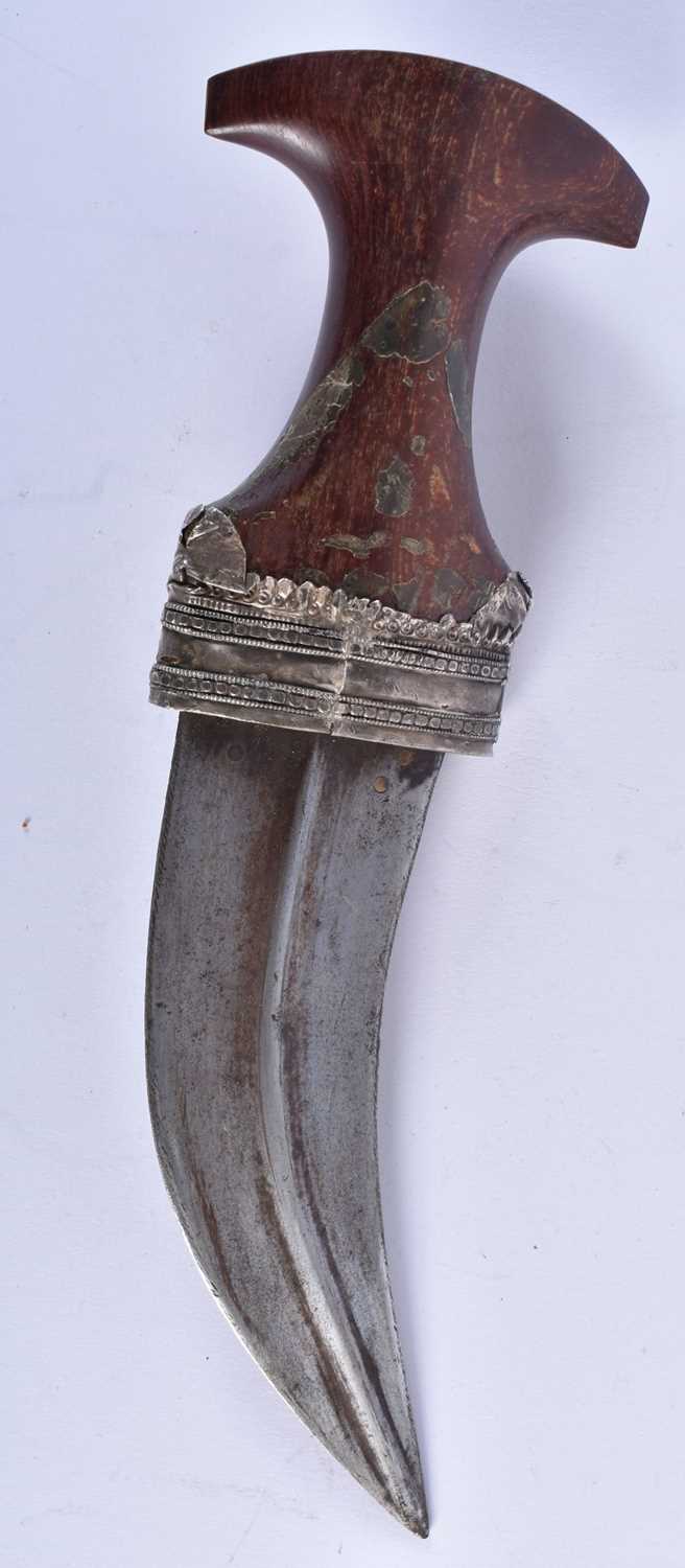 AN ANTIQUE OMANI JAMBIYA DAGGER. 28 cm x 20 cm. - Image 6 of 7