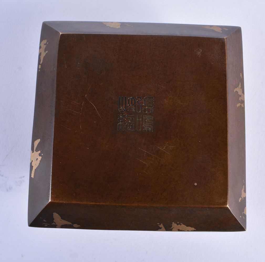 A CHINESE GOLD SPLASH BRONZE CENSER AND COVER 20th Century. 9.5 cm square. - Image 4 of 5