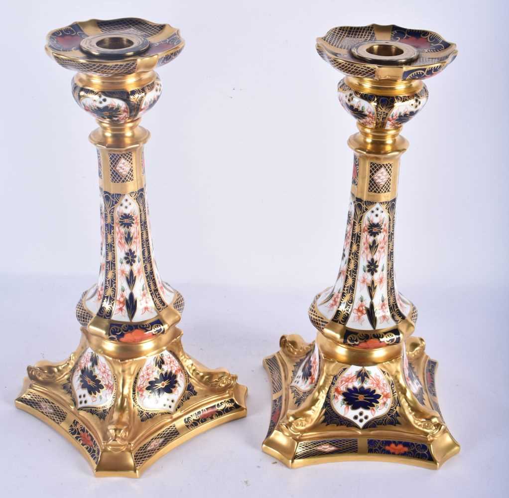 A LARGE PAIR OF ROYAL CROWN DERBY IMARI CANDLESTICKS. 27 cm high. - Image 3 of 6