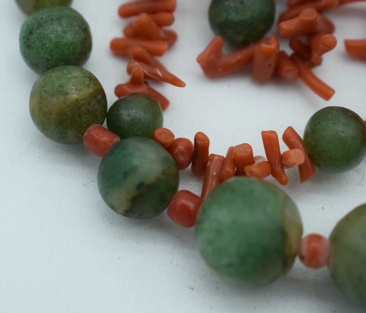 A CORAL AND JADE NECKLACE. 59 grams. 68 cm long. - Image 2 of 3