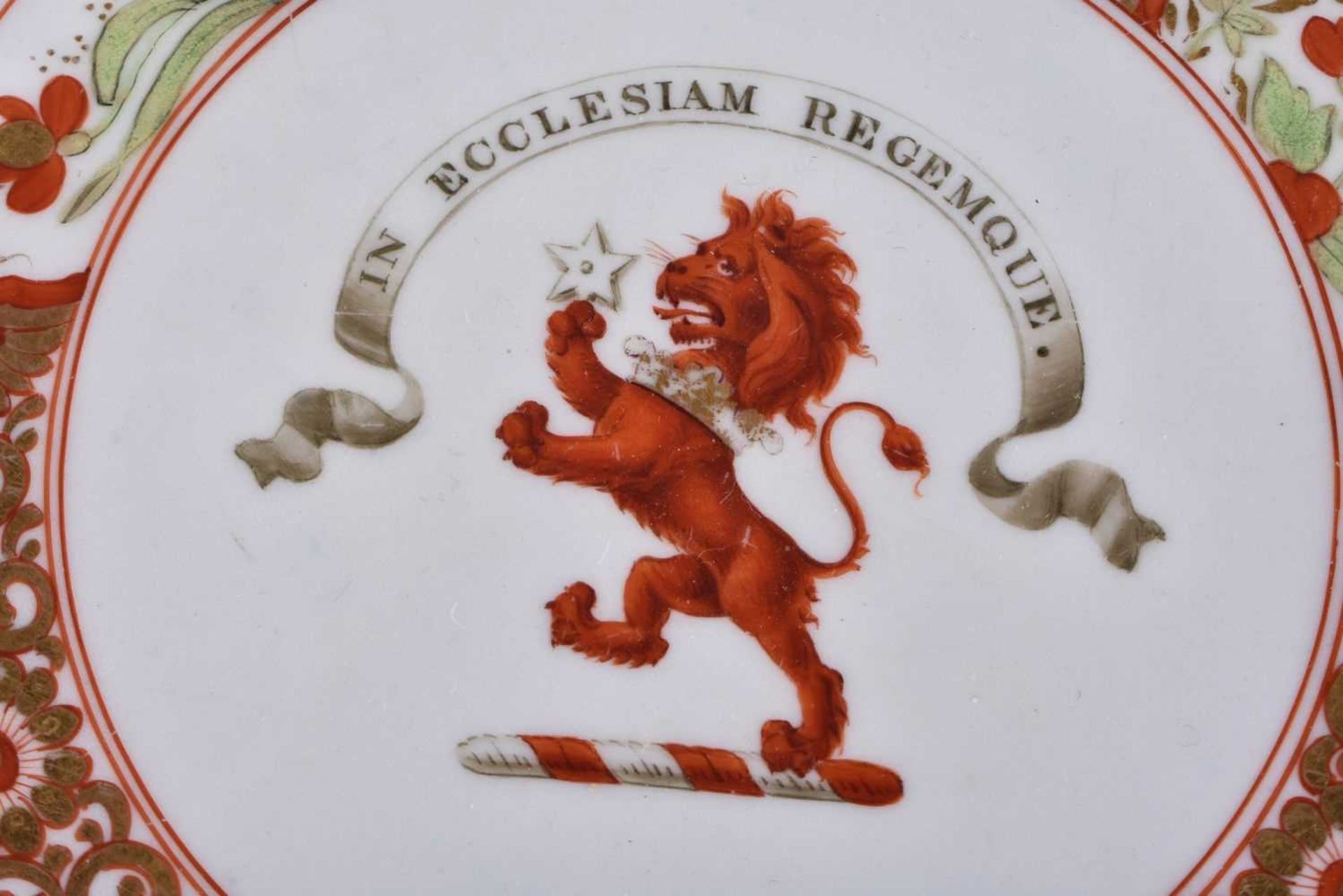 A LATE 18TH/19TH CENTURY FLIGHT BARR AND BARR WORCESTER ARMORIAL PLATE painted with a rearing - Image 2 of 5