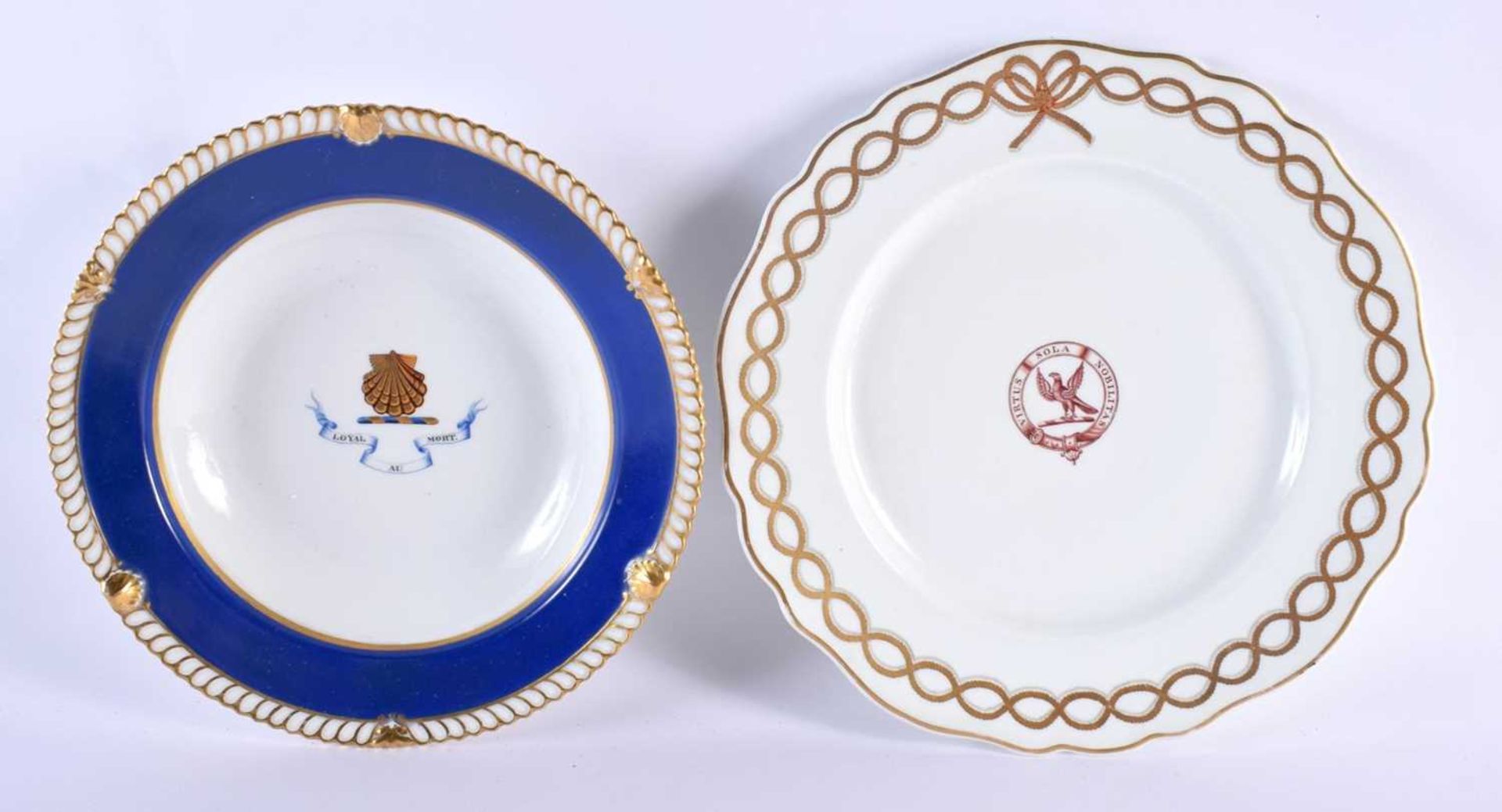 AN EARLY 19TH CENTURY CHAMBERLAINS WORCESTER ARMORIAL BOWL painted with a shell under a rich blue