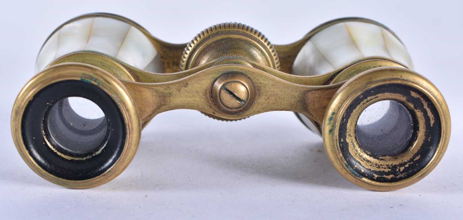 A PAIR OF MOTHER OF PEARL OPERA GLASSES. 8 cm x 6 cm. - Image 5 of 5