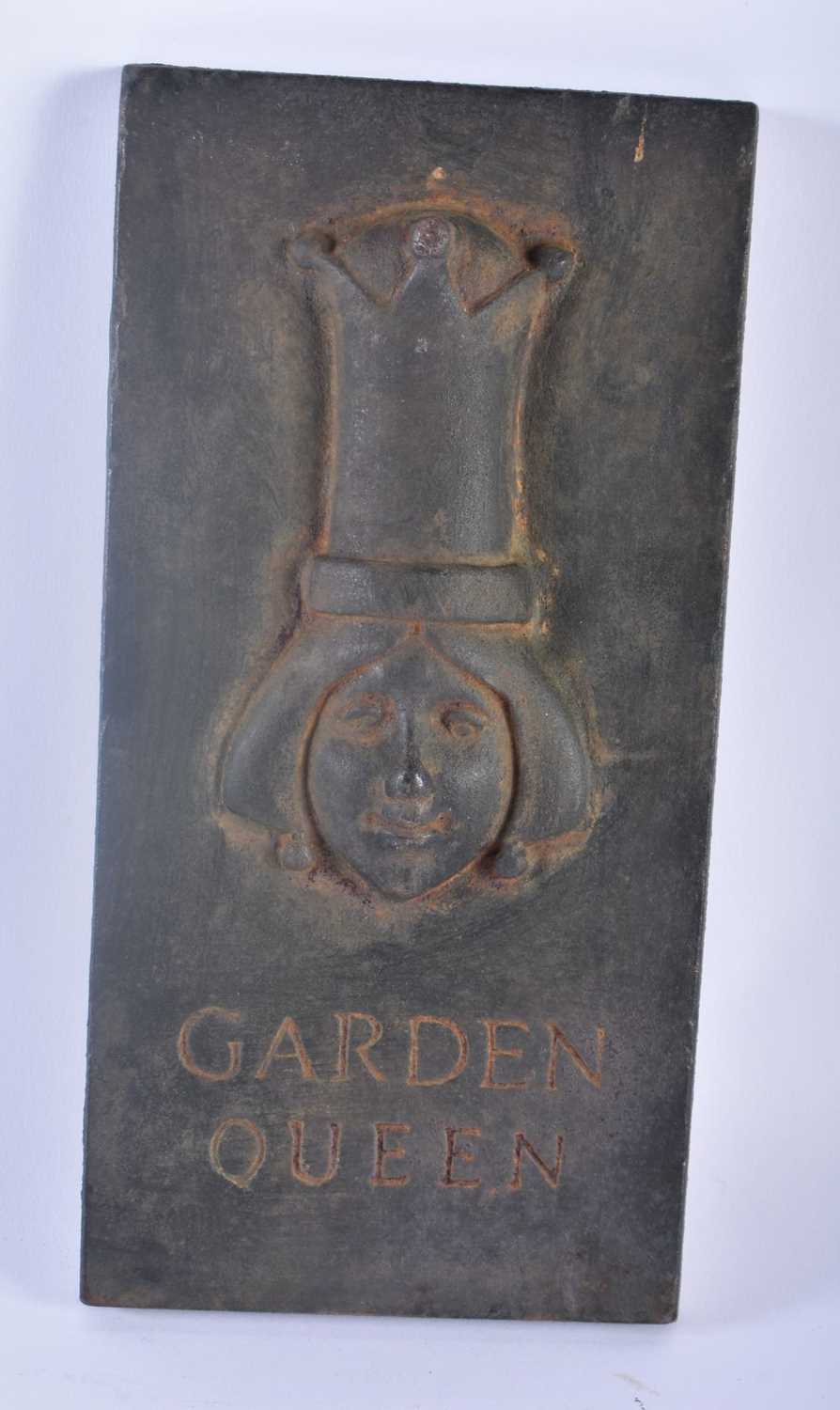 A CHARMING VINTAGE CAST IRON GARDEN QUEEN PLAQUE decorated in relief with a portrait. 28 cm x 14