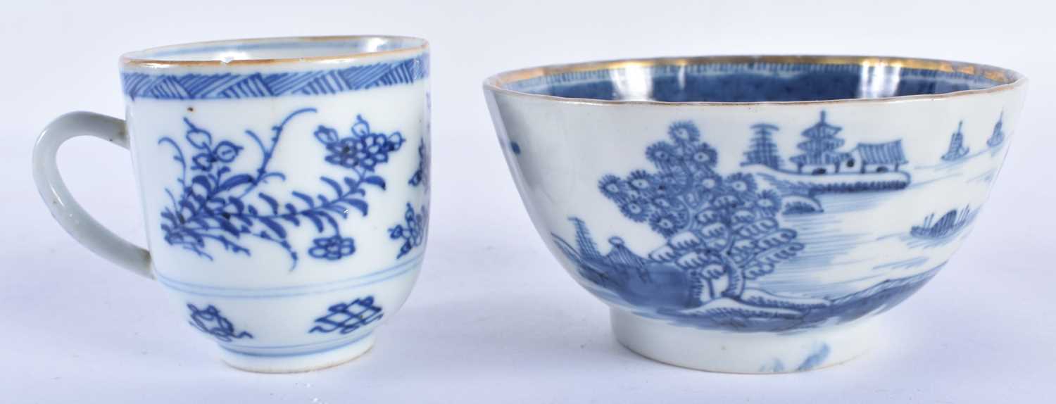 AN EARLY 18TH CENTURY CHINESE BLUE AND WHITE PORCELAIN MUG Qianlong, together with two similar - Image 6 of 9