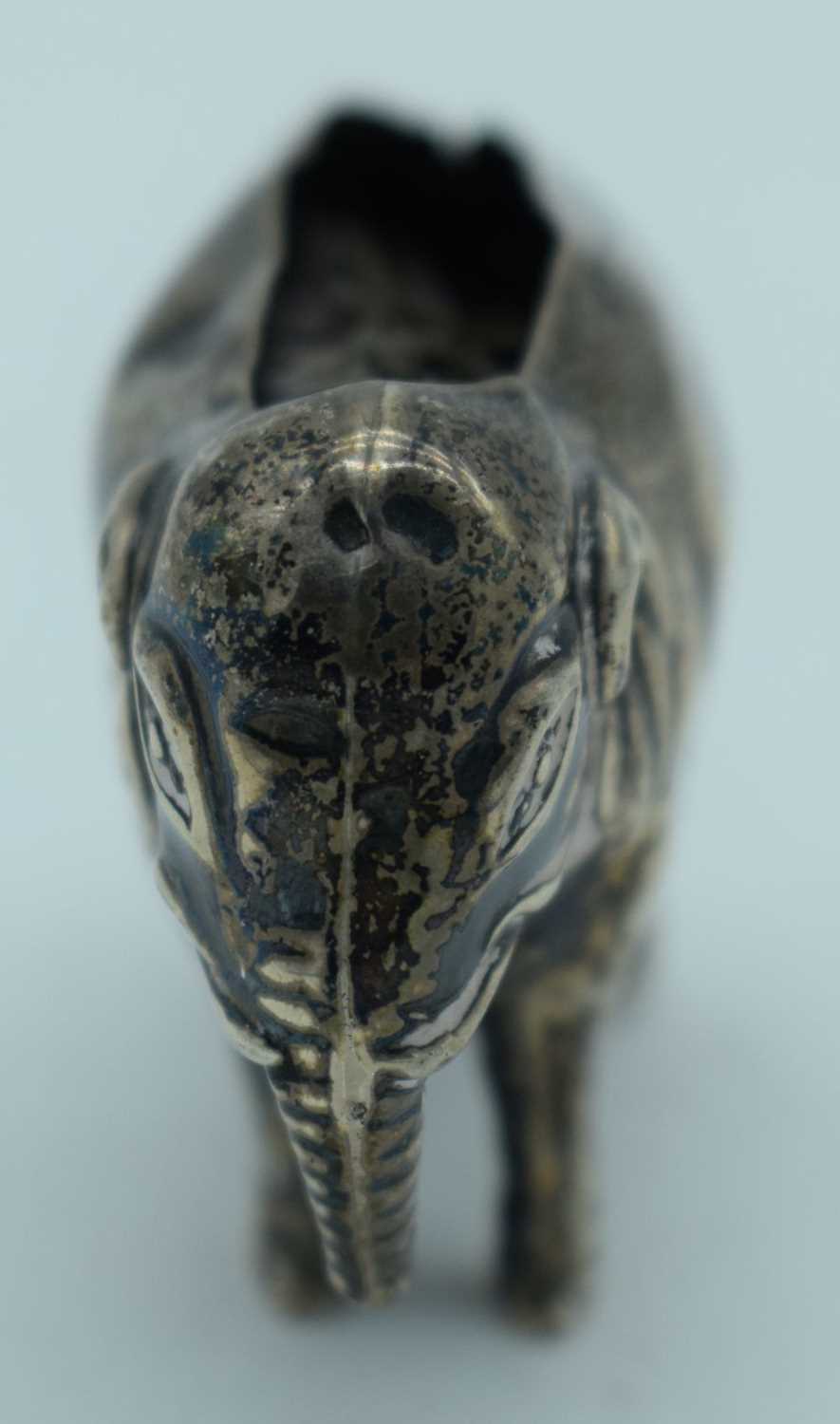 AN ANTIQUE SILVER ELEPHANT PIN CUSHION. 25 grams. 6.75 cm x 4.5 cm. - Image 2 of 4