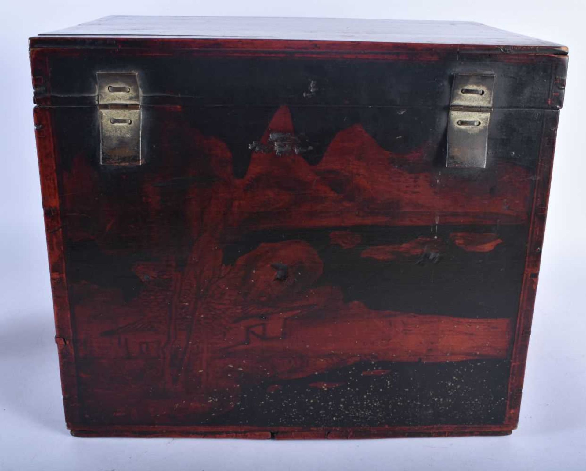 A LARGE CHINESE QING DYNASTY RED LACQUERED COUNTRY HOUSE BOX decorated with figures in landscapes. - Image 4 of 5