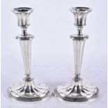 A PAIR OF EDWARDIAN SILVER CANDLESTICKS. Birmingham 1904. 1217 grams overall. 24.5 cm high.