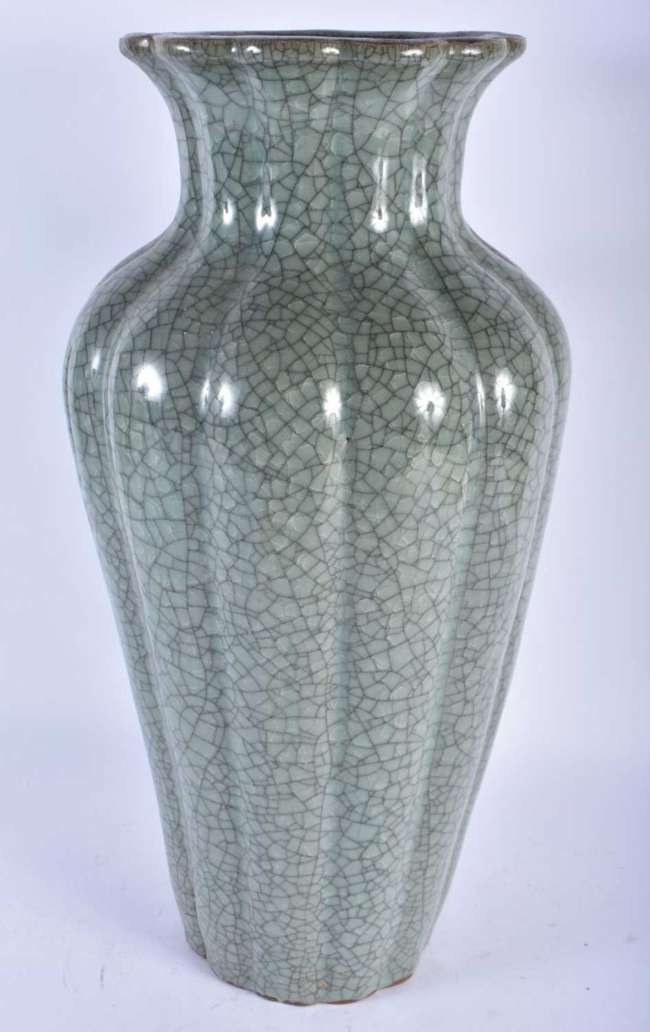 A LARGE CHINESE QING DYNASTY CRACKLE GLAZED GE GUAN TYPE MELON FORM VASE. 48 cm x 22 cm. - Image 2 of 5