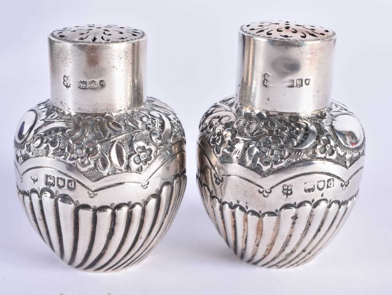 A CASED PAIR OF SILVER CONDIMENTS. London 1899. 71.4 grams. 6 cm x 4.5 cm. - Image 2 of 4
