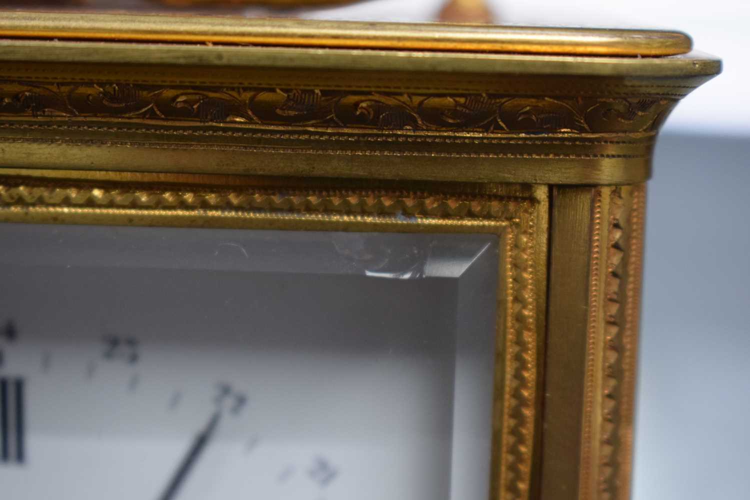 A LARGE ANTIQUE FRENCH CARRIAGE CLOCK with finely engraved case. 22.5 cm high inc handle. - Image 11 of 15