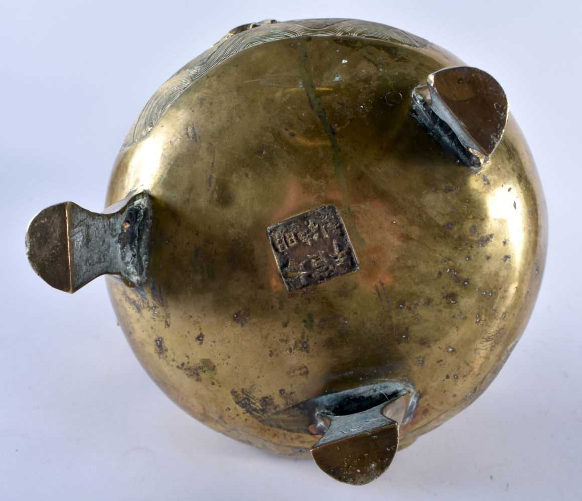 A LARGE 19TH CENTURY CHINESE TWIN HANDLED BRONZE CENSER AND COVER bearing Xuande marks to base, with - Image 7 of 8