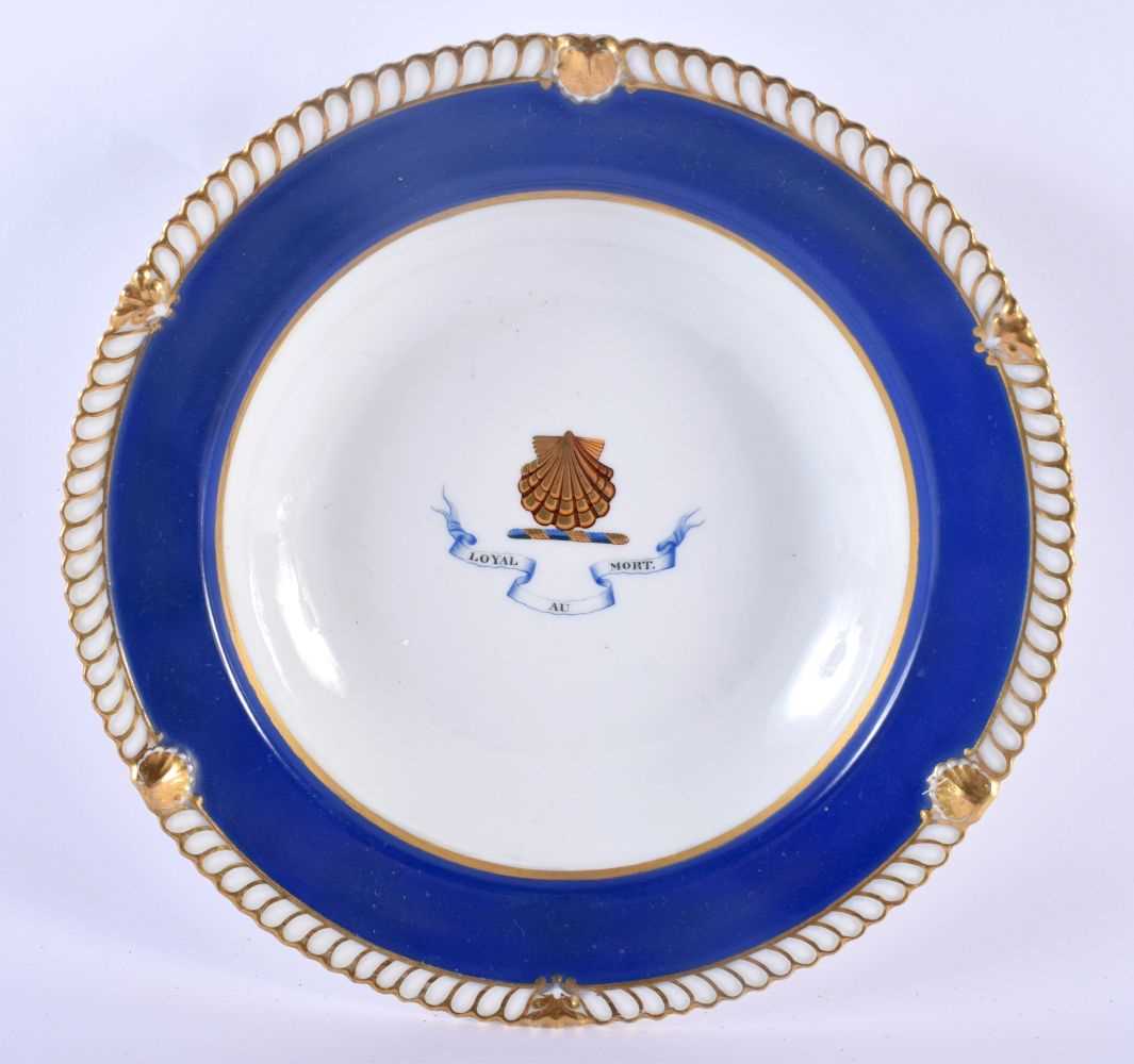 AN EARLY 19TH CENTURY CHAMBERLAINS WORCESTER ARMORIAL BOWL painted with a shell under a rich blue - Image 2 of 5
