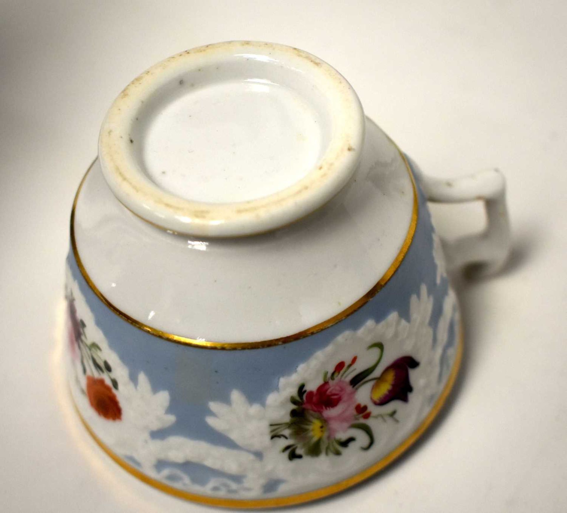 AN EARLY 19TH CENTURY CHAMBERLAINS WORCESTER PART TEASET painted with floral sprays, under a moulded - Image 27 of 36