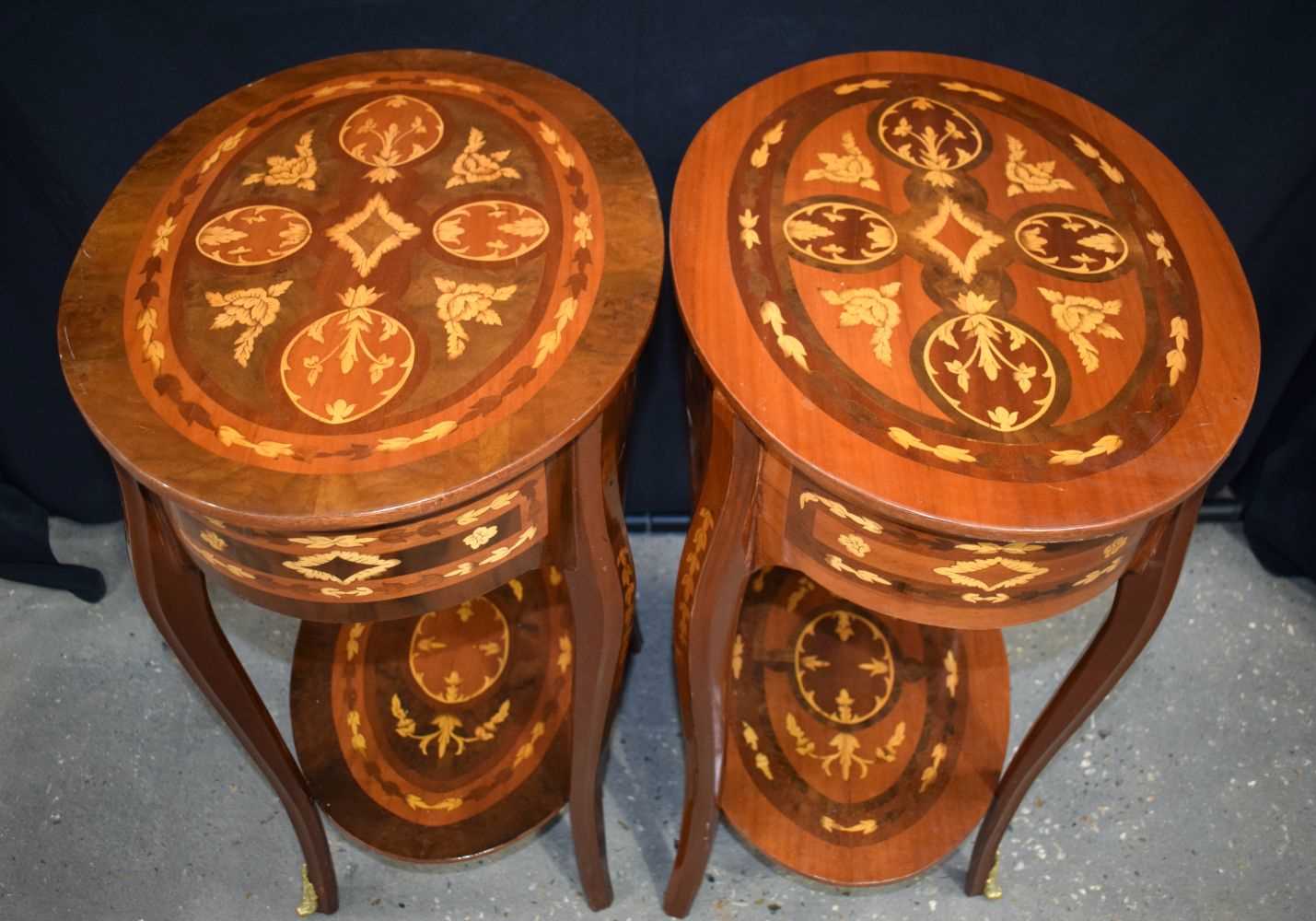 A near pair of Baroque style inlaid Oval side 1 drawer tables 73 x 53 x 40 cm (2) - Image 4 of 8