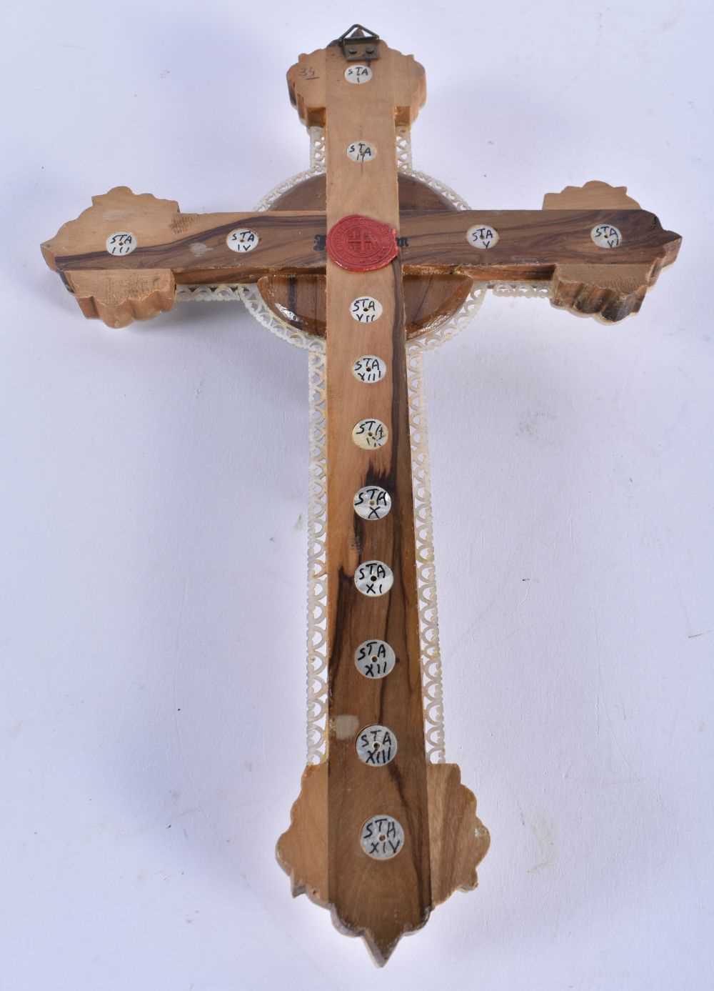 AN ANTIQUE MOTHER OF PEARL AND ABALONE SHELL CORPUS CHRISTI CRUCIFIX. 32 cm x 16 cm. - Bild 5 aus 5