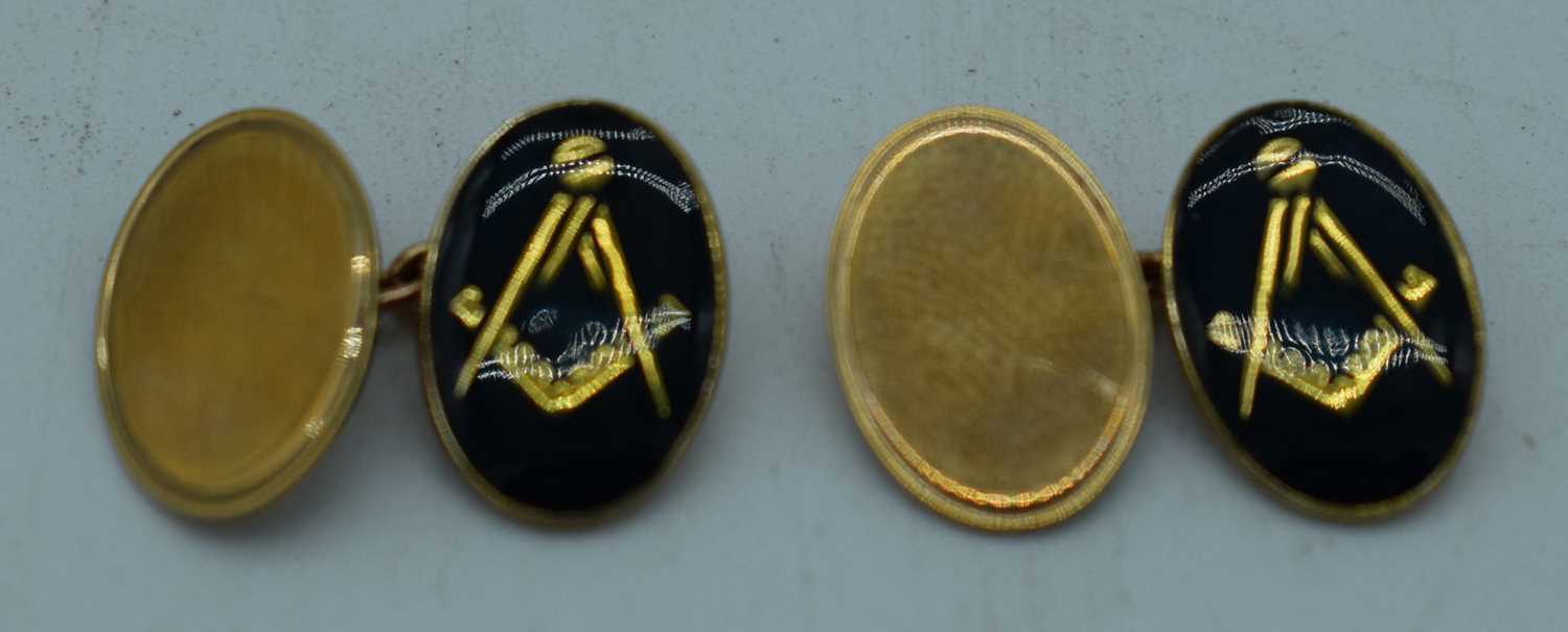 A PAIR OF 9CT GOLD MASONIC CUFFLINKS. 7 grams. 1.75 cm x 1 cm.