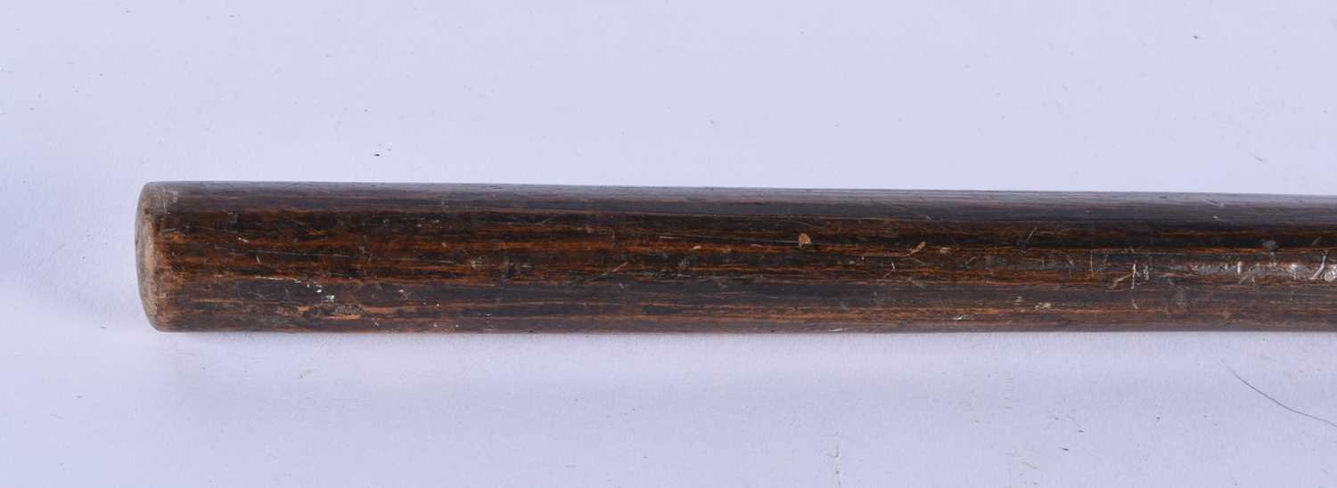 A LARGE 18TH/19TH CENTURY CONTINENTAL CARVED FOLK ART FIST AND BIRD WALKING CANE STAFF. 84 cm long. - Bild 6 aus 6