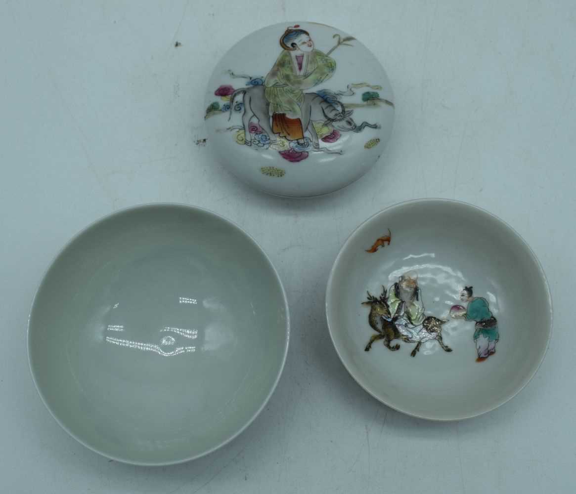 A small Chinese porcelain Famille rose cosmetic pot together with two small bowls 4 x 9 cm. (3) - Image 4 of 8