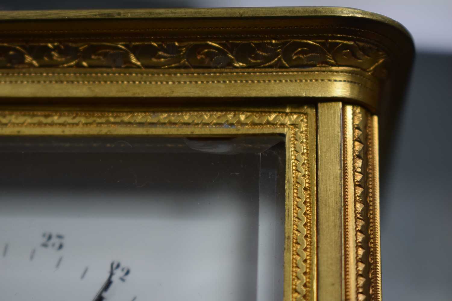 A LARGE ANTIQUE FRENCH CARRIAGE CLOCK with finely engraved case. 22.5 cm high inc handle. - Image 13 of 15