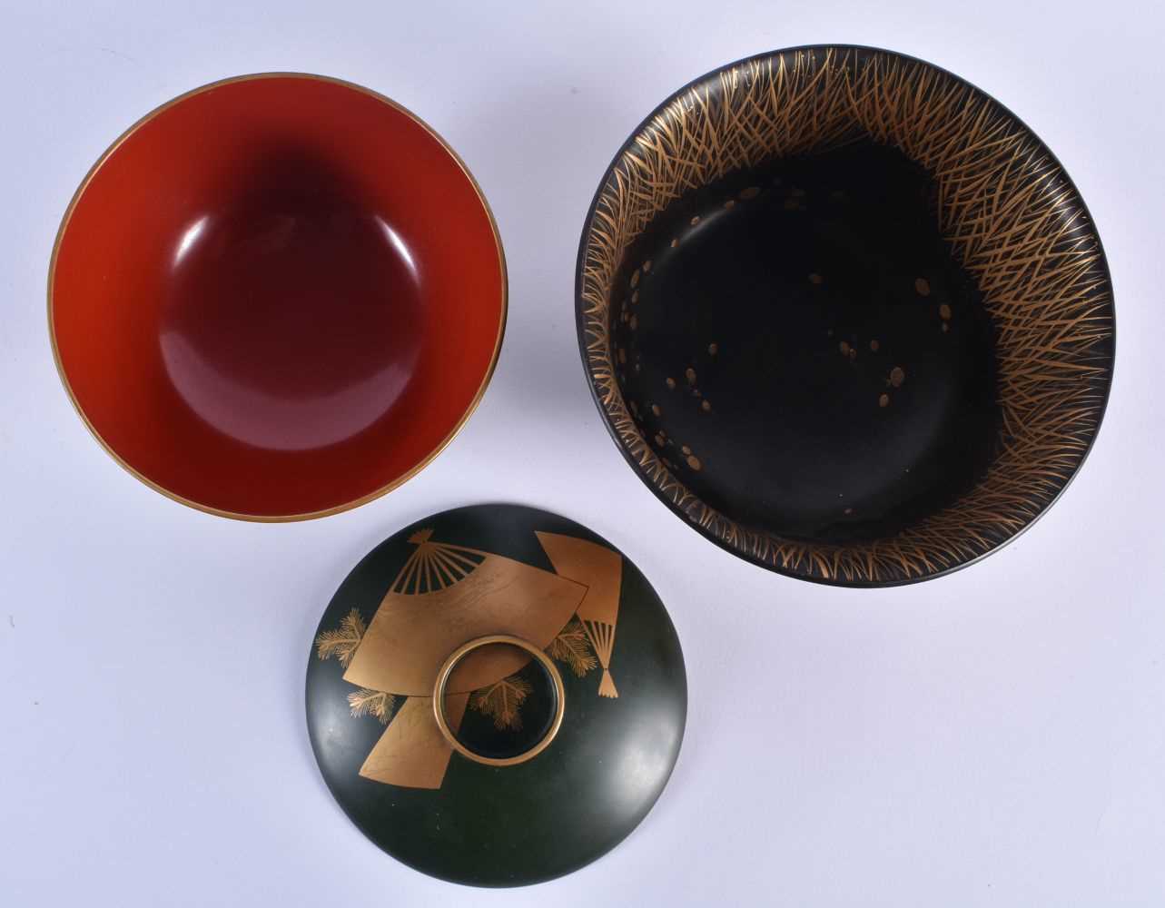 TWO FINE LATE 19TH/20TH CENTURY JAPANESE MEIJI PERIOD LACQUERED BOWLS. Largest 14 cm diameter. (2) - Image 3 of 4