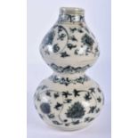 A 16TH/17TH CENTURY CHINESE VIETNAMESE ANAMESE BLUE AND WHITE PORCELAIN GOURD VASE King. 12 cm