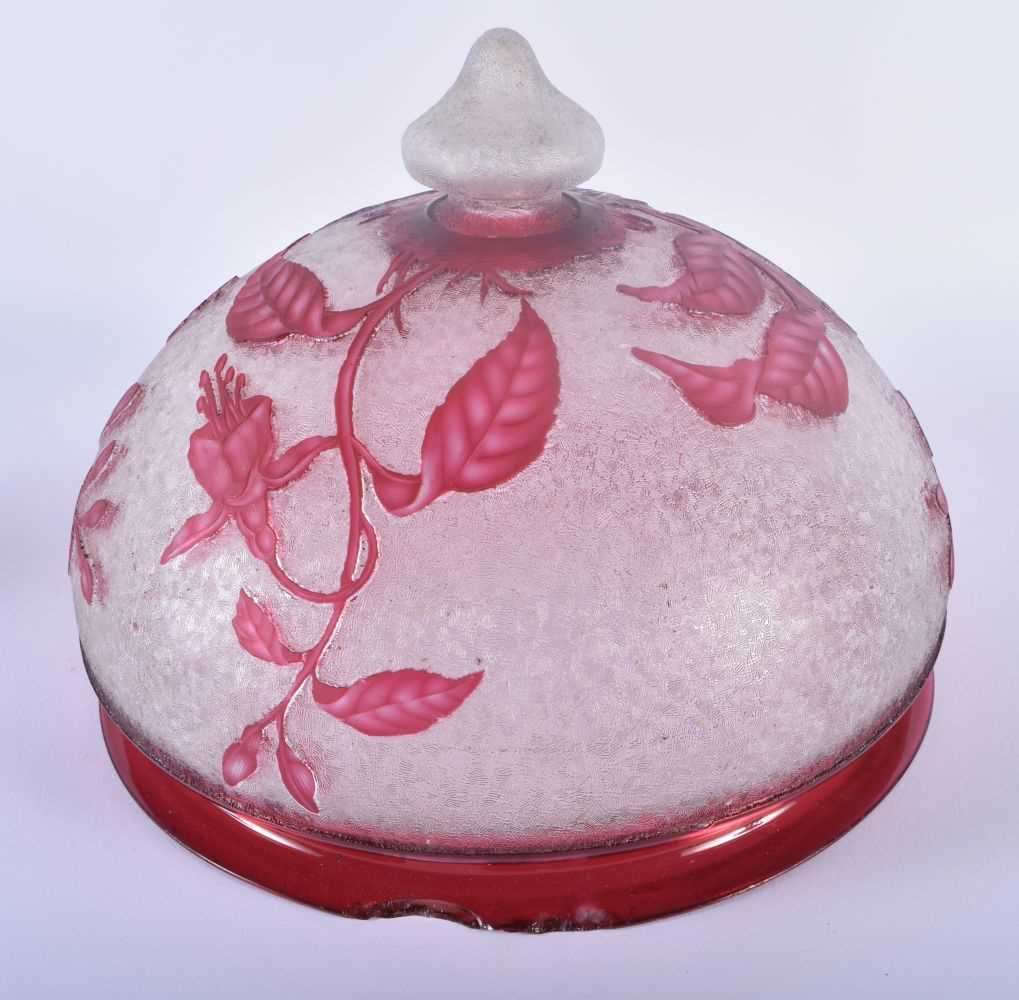 A LATE VICTORIAN/EDWARDIAN CAMEO RUBY GLASS LAMP SHADE decorated in the manner of Thomas Webb, - Image 3 of 4