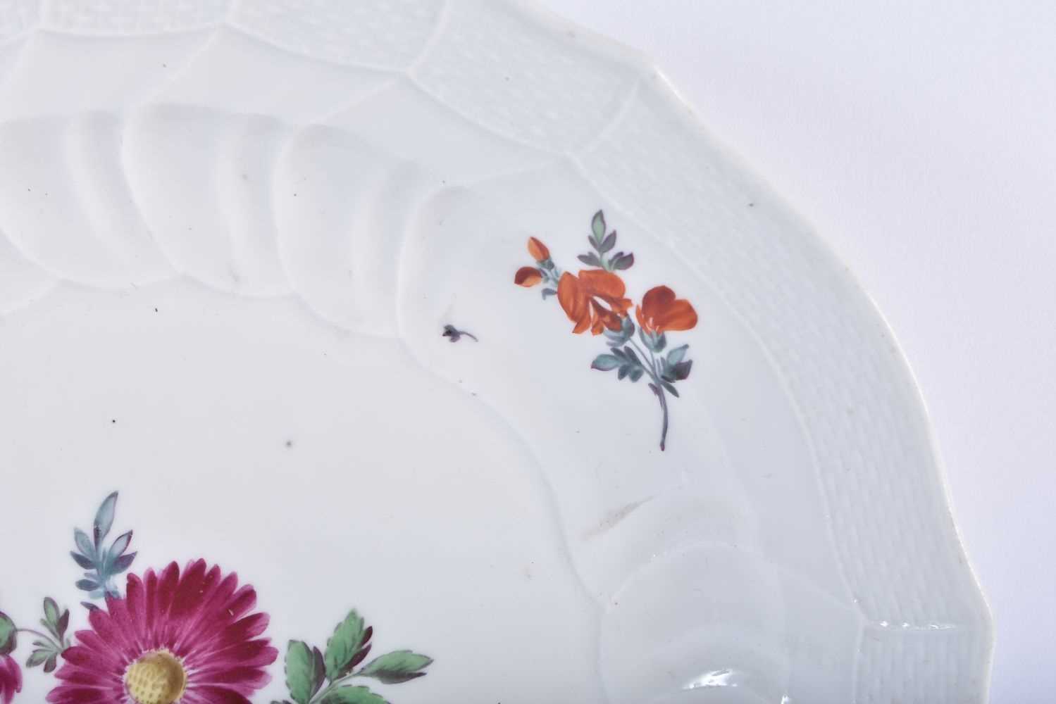 AN 18TH/19TH CENTURY MEISSEN SCALLOPED PORCELAIN PLATE painted with flowers. 22 cm wide. - Image 3 of 5