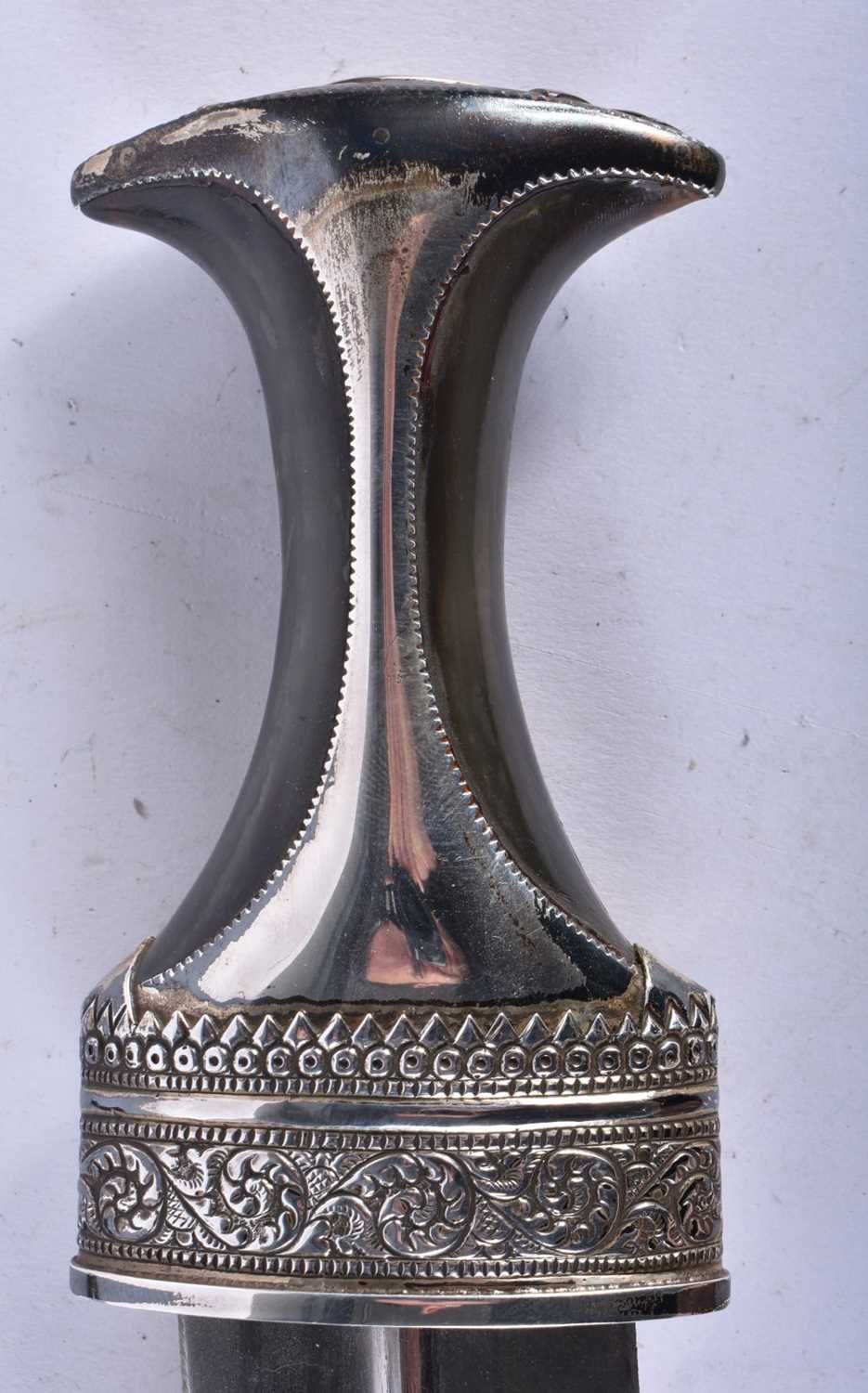 AN OMANI HORN HANDLED JAMBIYA DAGGER. 28 cm x 20 cm. - Image 2 of 4