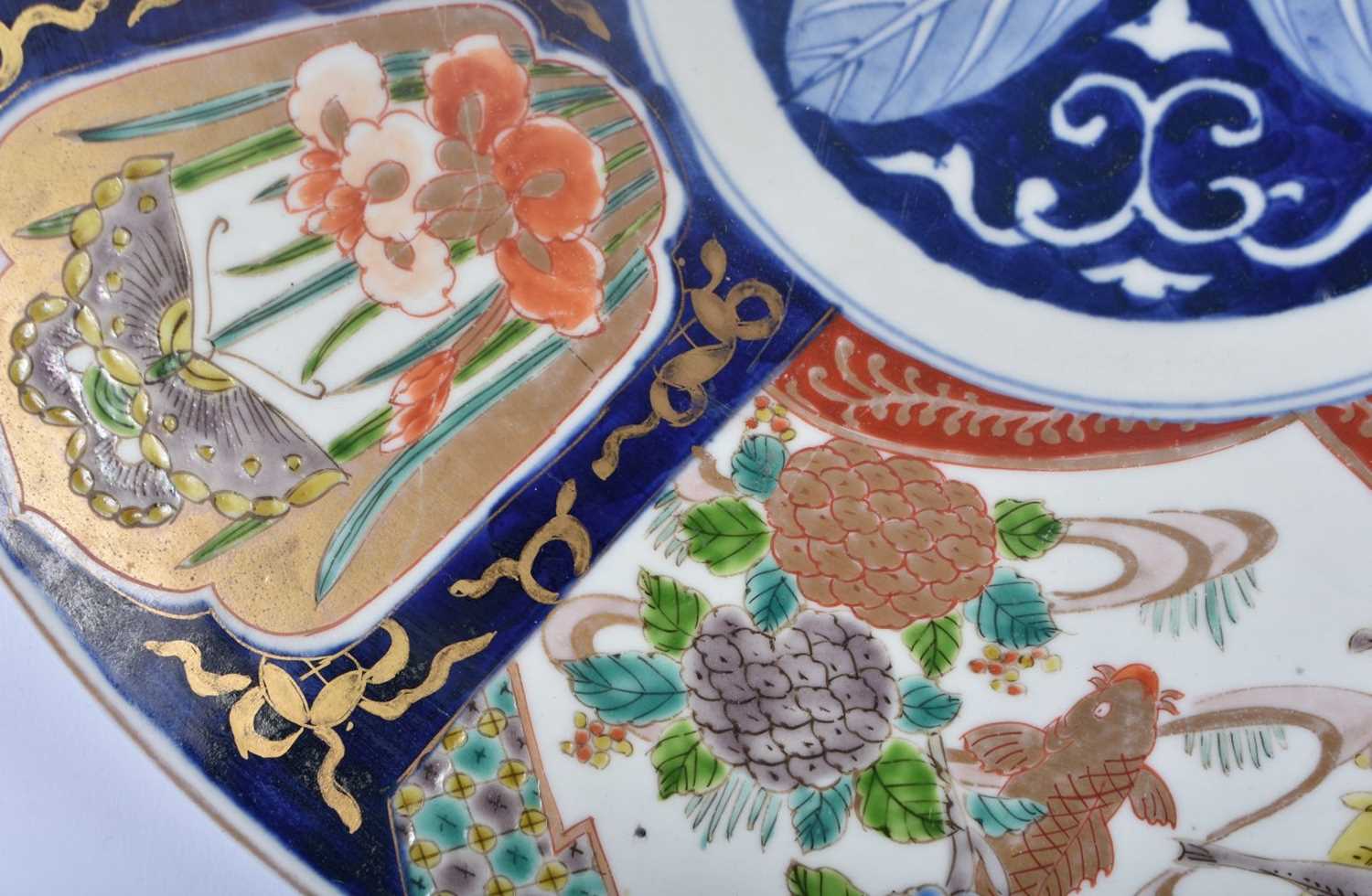 A LARGE 19TH CENTURY JAPANESE MEIJI PERIOD IMARI DISH painted with foliage and landscapes. 27 cm - Image 4 of 5