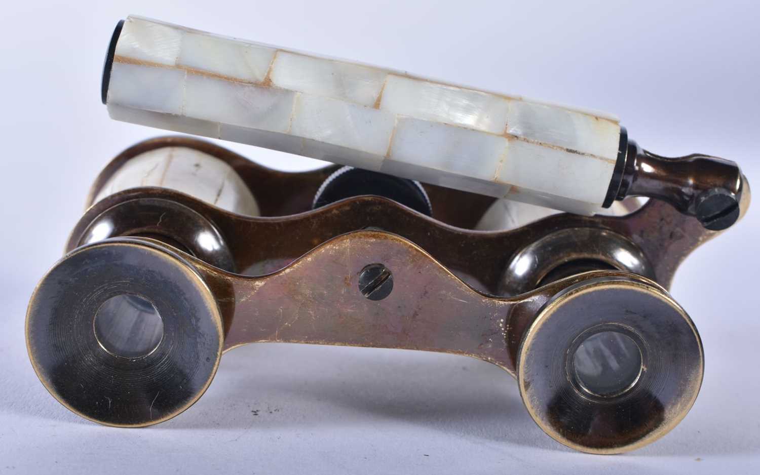 A PAIR OF MOTHER OF PEARL OPERA GLASSES. 18cm wide extended. - Image 5 of 5