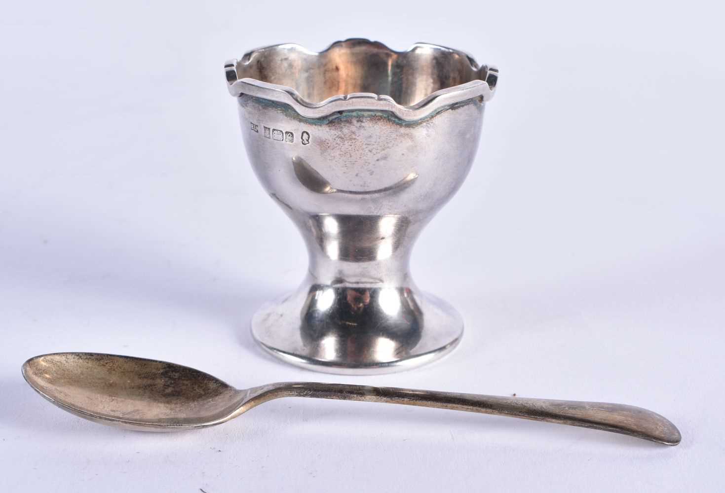 A CASED SILVER CHRISTENING SET. Birmingham 1977. 44.6 grams. 5 cm x 4.75 cm. - Image 2 of 4