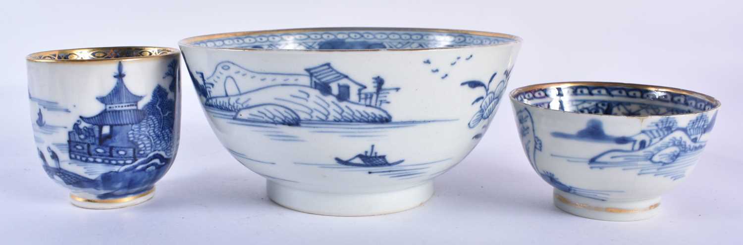 AN 18TH CENTURY CHINESE EXPORT BLUE AND WHITE PORCELAIN BOWL Qianlong, together with a teabowl, - Image 8 of 10