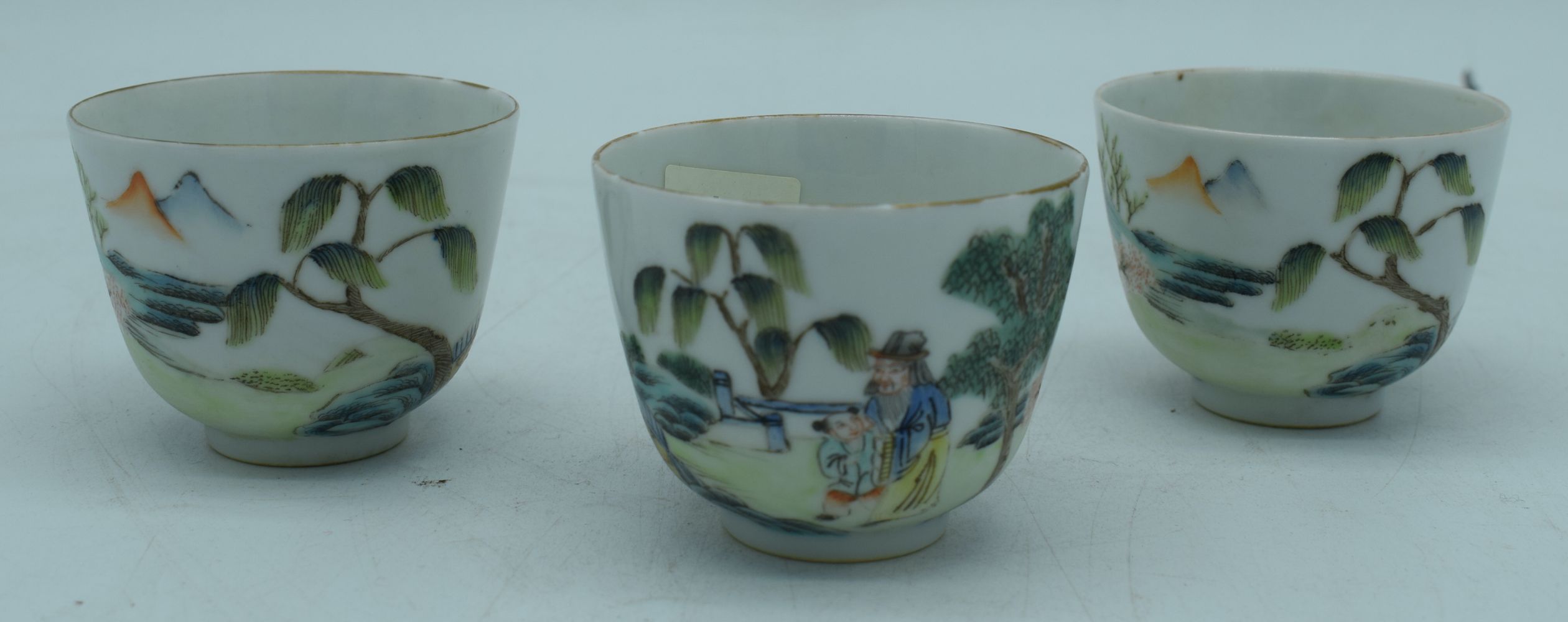 Three Chinese porcelain tea bowls decorated with figures in a landscape 6 x 7 cm (3) - Image 5 of 6