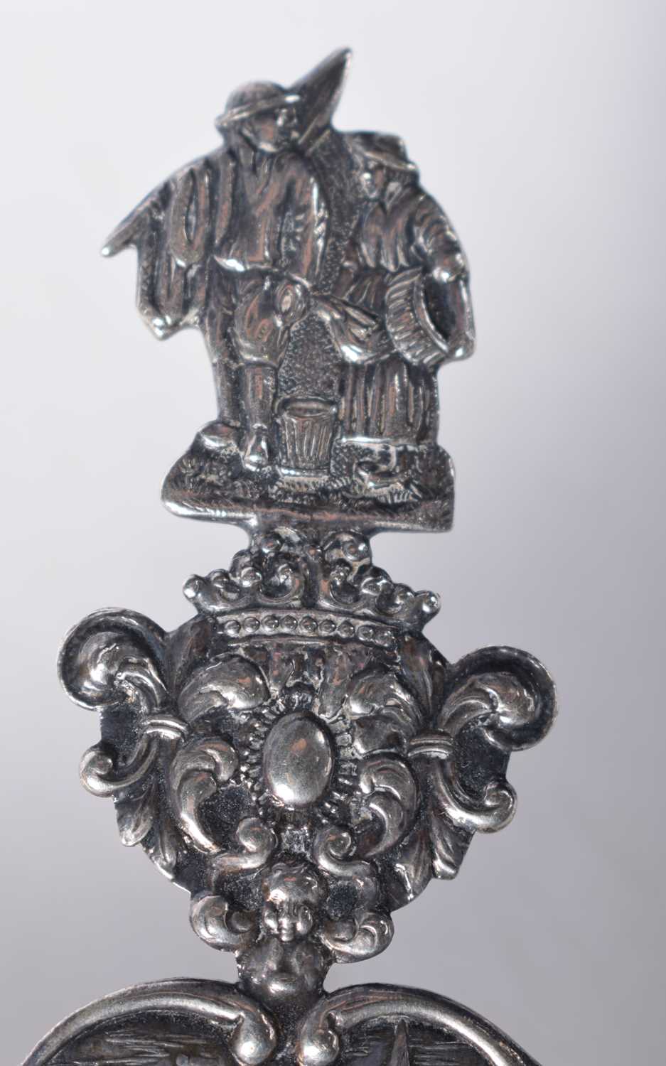 A Dutch Silver Tea Strainer with ornate decoration. 12.5 cm x 7.5 cm, weight 41g - Image 5 of 17