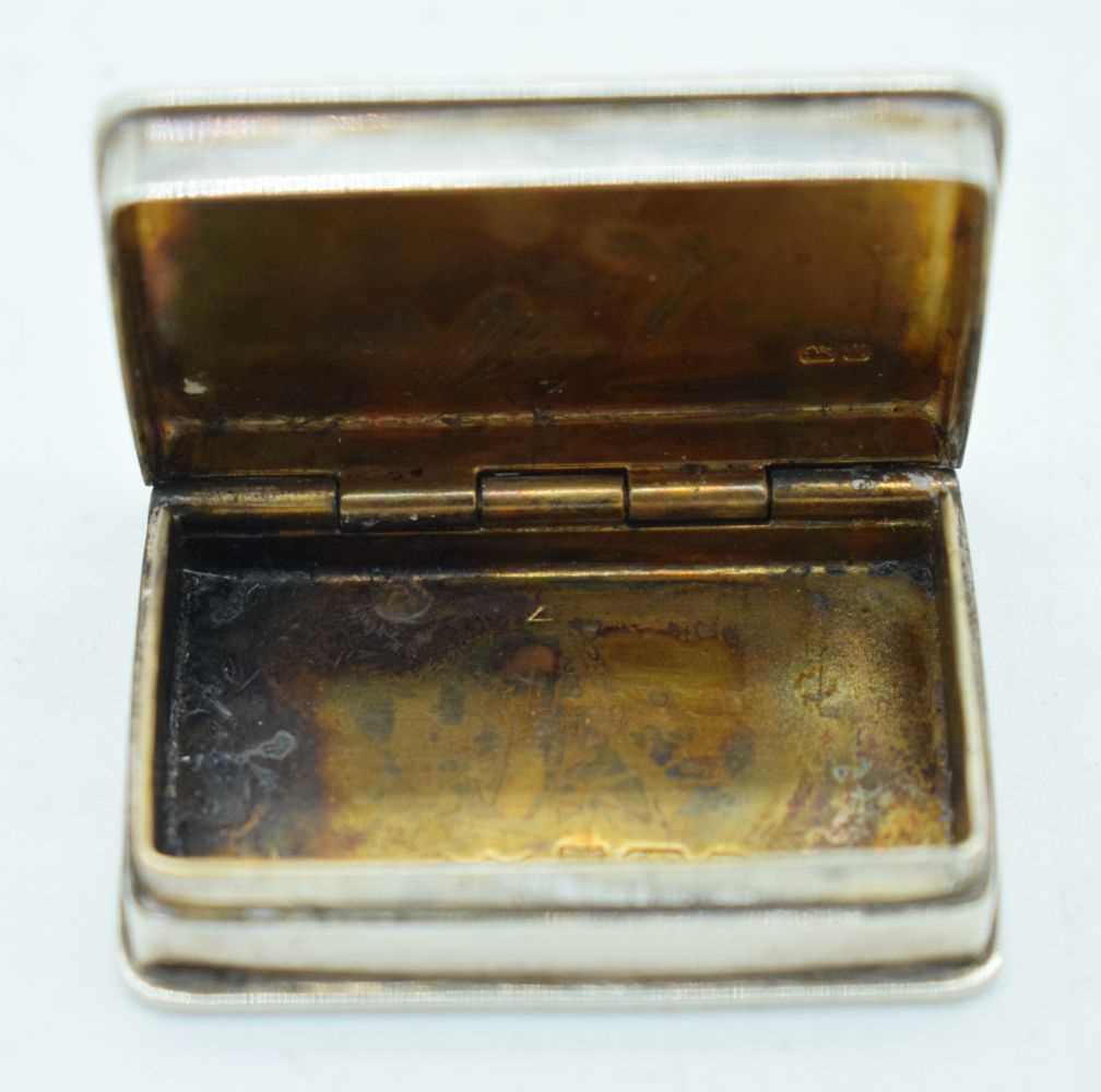 A SILVER CASTLE TOP SNUFF BOX. Birmingham 1986. 38.5 grams. 4 cm x 2.5 cm. - Image 3 of 4