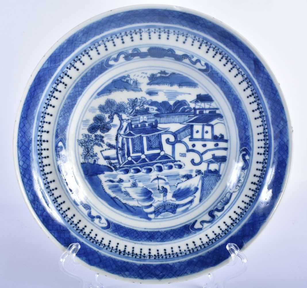 A PAIR OF LATE 18TH/19TH CENTURY CHINESE BLUE AND WHITE PORCELAIN DISHES Late Qianlong/Jiaqing. 19 - Image 3 of 4