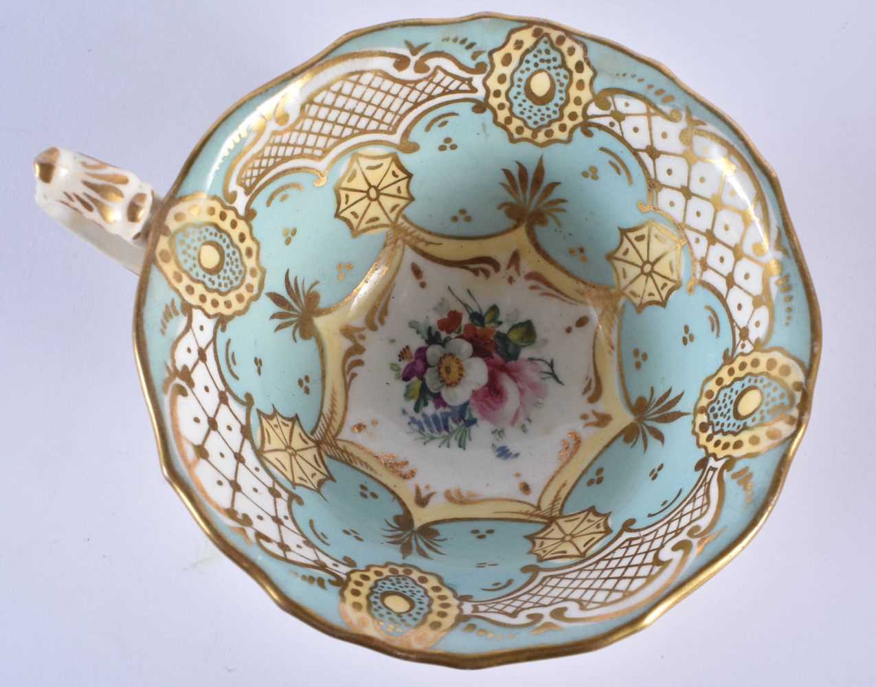 AN EARLY 19TH CENTURY CHAMBERLAINS WORCESTER CUP AND SAUCER together with a similar Chamberlains - Image 11 of 12