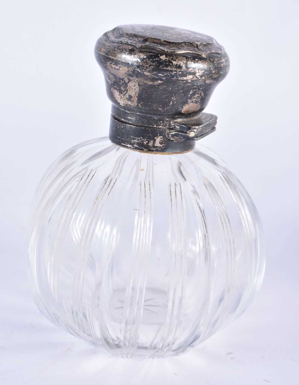 AN ANTIQUE SILVER MOUNTED CUT GLASS SCENT BOTTLE together with a small crystal glass jewellery - Image 2 of 9