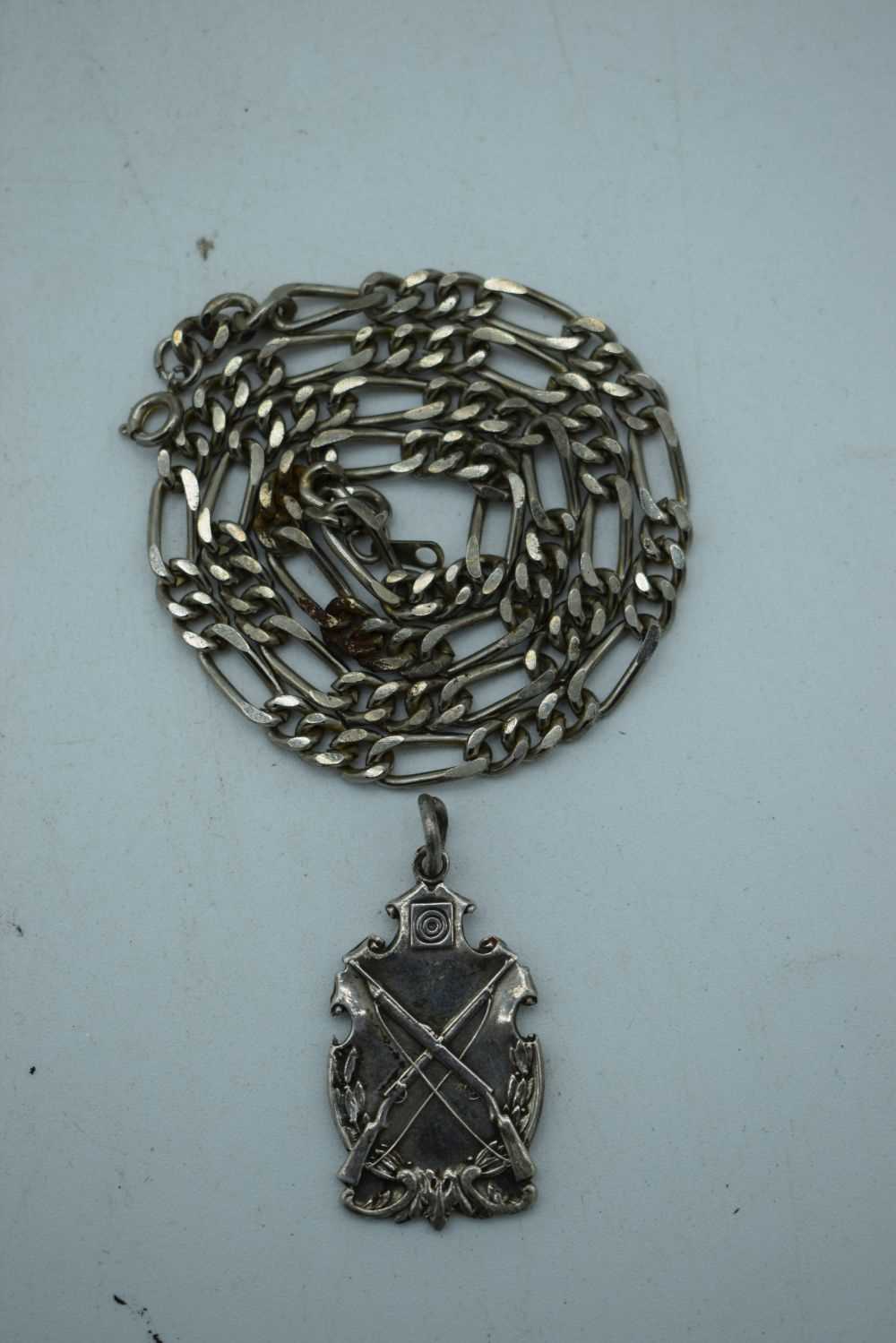 A SILVER NECKLACE. Birmingham 19176. 76 grams. Chain 44 cm long, pendant 3.5 cm x 2 cm.