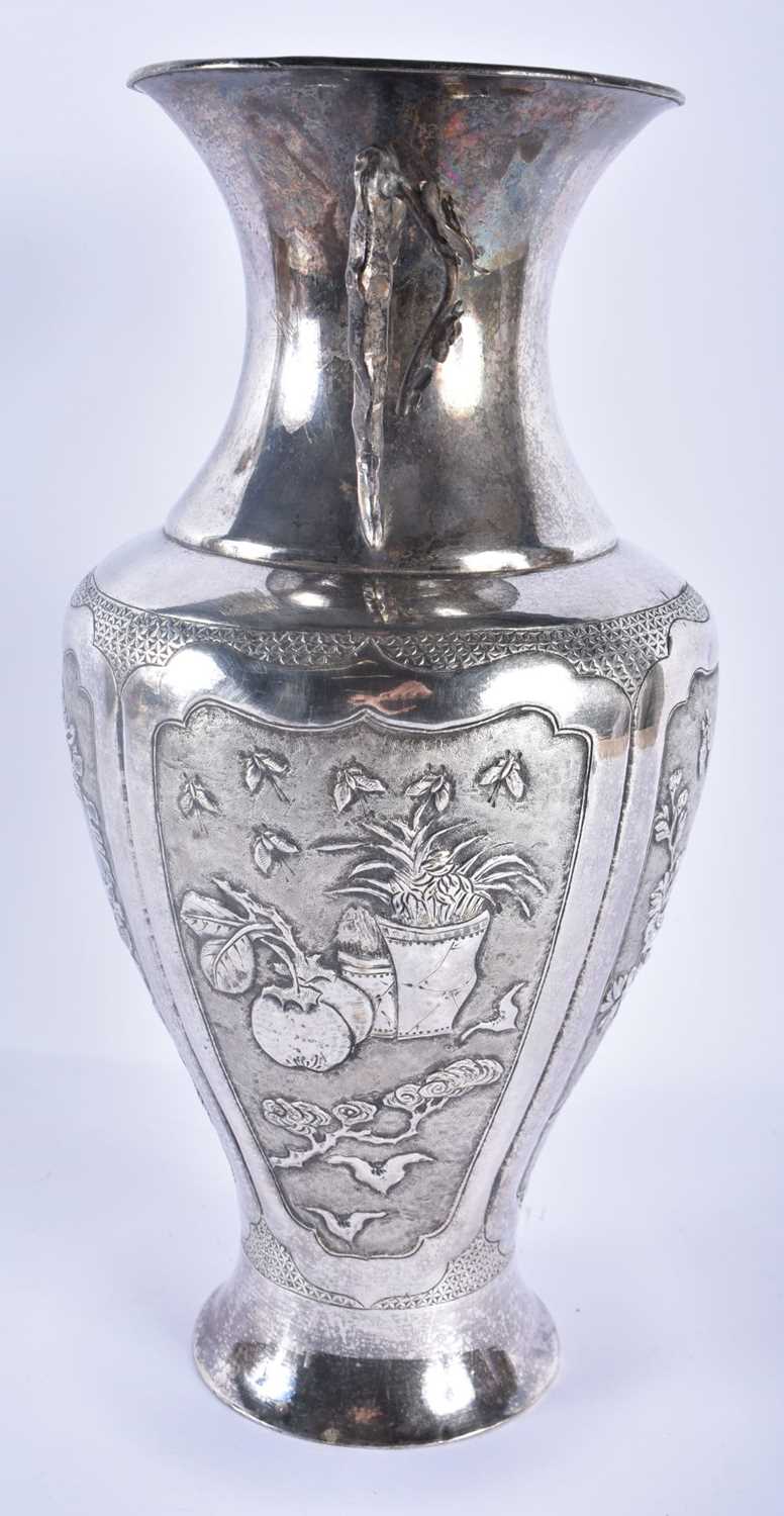 A LARGE LATE 19TH CENTURY CHINESE EXPORT TWIN HANDLED VASE probably silver. 730 grams. 30cm high. - Bild 6 aus 8