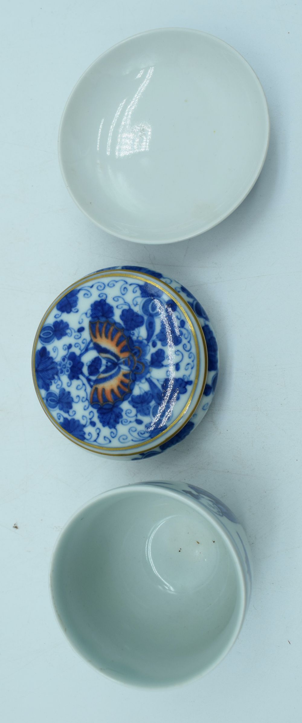 A small Chinese porcelain blue and white Tea bowl together with a cosmetic pot and a small dish - Image 7 of 8