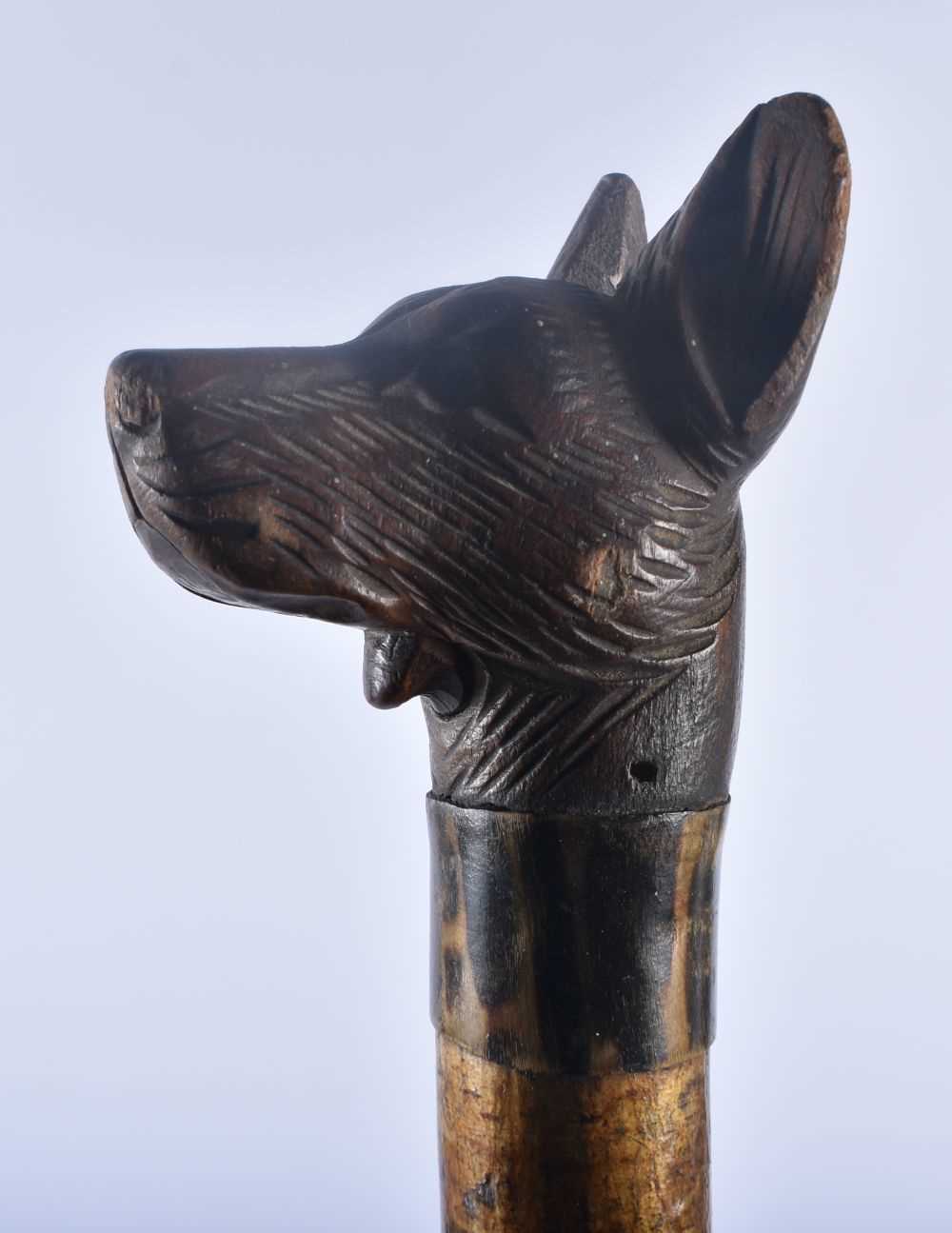 A RARE 19TH CENTURY BAVARIAN BLACK FOREST CARVED WOOD DOG STAFF with articulated mouth. 140 cm - Bild 2 aus 5